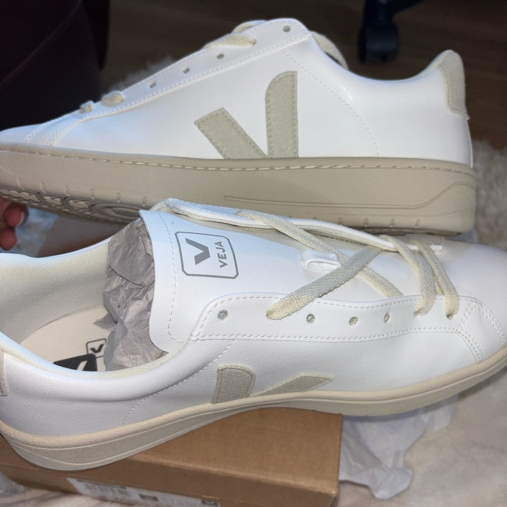 Brand new Men’s Veja URCA size 11/44 EU